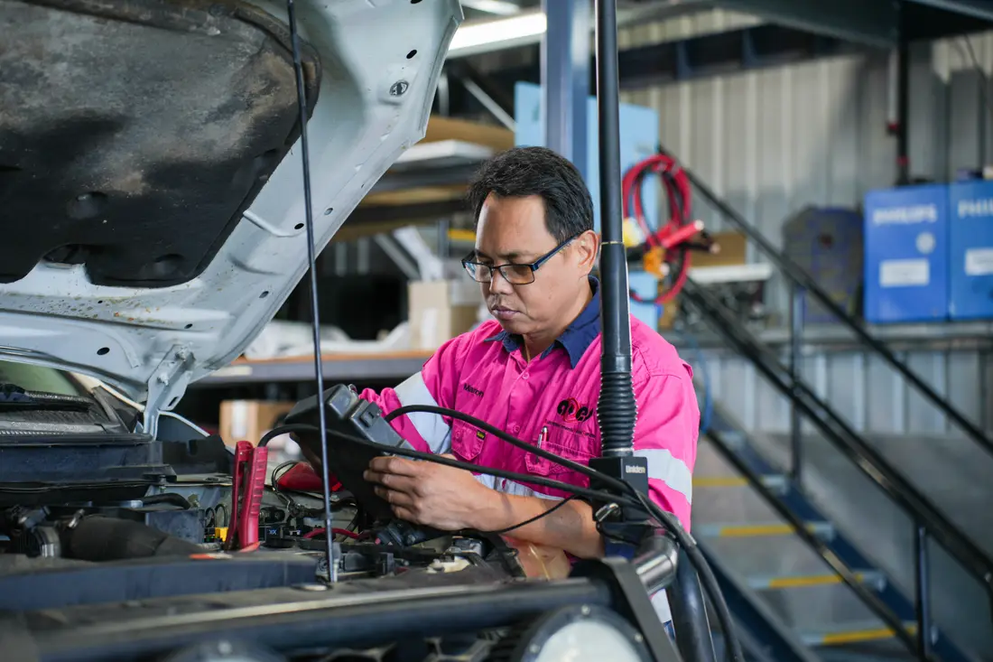 Under-bonnet diagnostics on a 4WD